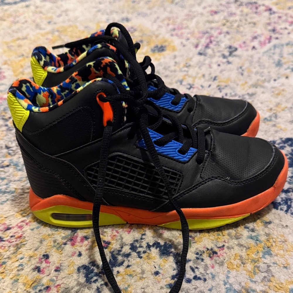 Big kids size 2.5 shaq shoes